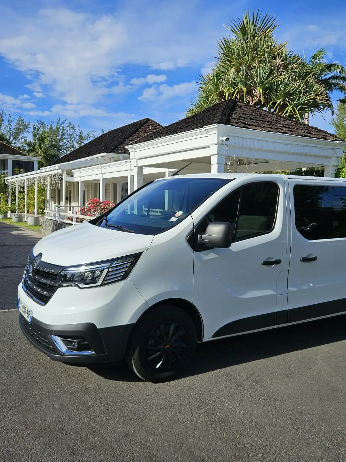 Renault Trafic 8 places de Max VTC 974 pour les déplacements à La Réunion