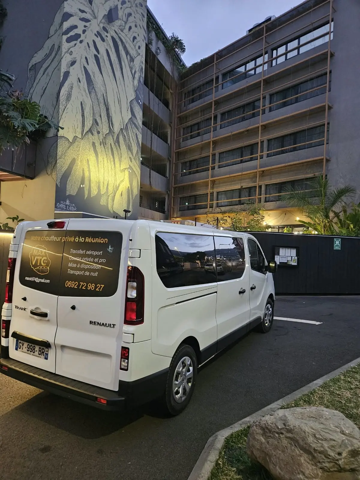 Renault Trafic 8 places de Max VTC 974 à La Réunion